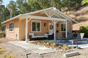 Cozy Canyon Creekside Haven near Yosemite - Image 2