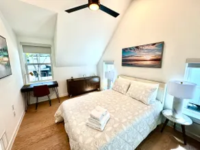 Modern Luxury House Mins to Downtown & EV Charger - Image 5
