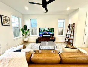 Modern Luxury House Mins to Downtown & EV Charger - Image 4