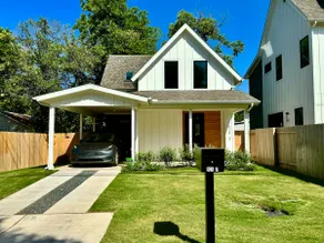 Modern Luxury House Mins to Downtown & EV Charger - Image 2