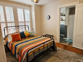Charming Apt. Mansion Row, minutes from Louisville - Image 2