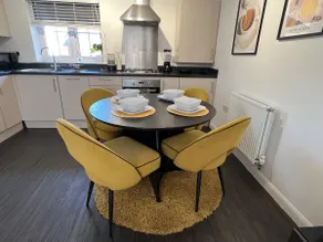Modern 2BR I Sleeps 6 I Near Bluewater I Fast WiFi - Image 2