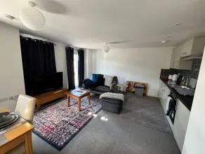 4 Town centre, Free off road parking, entire flat - Image 2