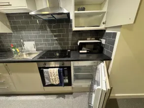 4 Town centre, Free off road parking, entire flat - Image 5