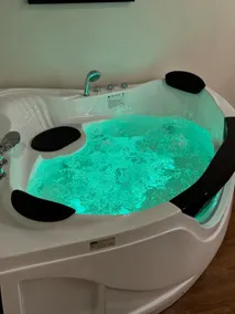 Chic Studio W/Jacuzzi & Self Check in - Image 2