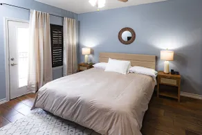 Luxury Central Flat: Gated + Reserved Parking - Image 5