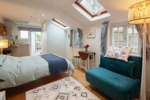 Charming Apartment by the Castle - Image 2