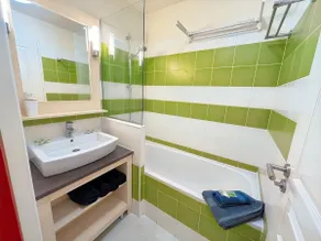 Cottage with Free Parking - Pool and Games - Image 5