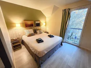 Cottage with Free Parking - Pool and Games - Image 3