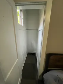 Spacious 3 bedroom with TVs and Free Wifi - Image 5