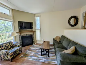 Convenient Skier-friendly 1BR condo, pool, hot tub - Image 2