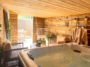 Romantic getaway with private hot tub/spa - Image 3