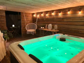 Romantic getaway with private hot tub/spa - Image 2