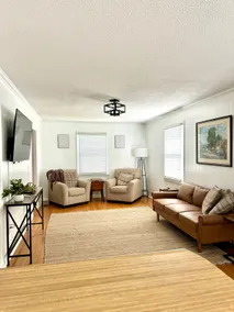 E-town Downtown Cottage 3 bdrm 1.5 bath - Image 2