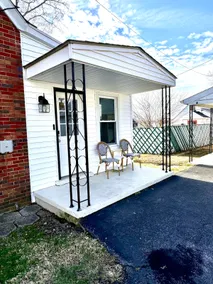 E-town Downtown Cottage 3 bdrm 1.5 bath - Image 3