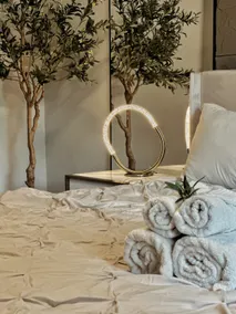 Chic 3 Bedrooms Getaway • Private Parking & Patio - Image 2