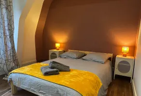 Between the Marais and the Cathedral, 85 m² - Image 3