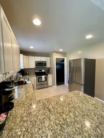 Hidden Gem.4/bedroom cozy home fenced in yard - Image 2