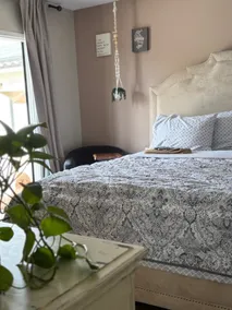 Bedroom with private entrance near the strip - Image 5