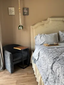 Bedroom with private entrance near the strip - Image 2
