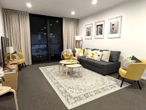 Spacious Central 2BR: King or Twin, Pool, Parking - Image 4