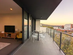 Spacious Central 2BR: King or Twin, Pool, Parking - Image 2