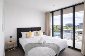 Spacious Central 2BR: King or Twin, Pool, Parking - Image 3
