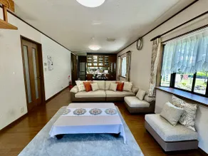 Lake view / BBQ possible until 9 pm / Panoramic view of Lake Kawaguchi. A 4-minute walk to the lake / Entire house rental / Parking for 6 cars - Image 2