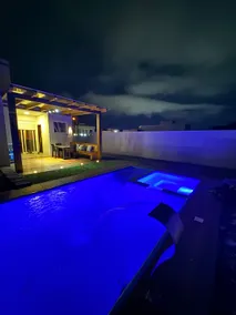 Luxury house with pool - Image 3