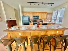 Luxurious 3 King Bed Apt~3 Parking Spots~Bakery Sq - Image 5