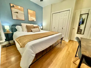 Luxurious 3 King Bed Apt~3 Parking Spots~Bakery Sq - Image 3
