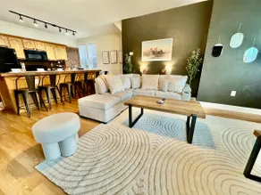 Luxurious 3 King Bed Apt~3 Parking Spots~Bakery Sq - Image 2
