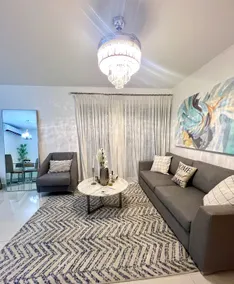 Luxurious space with pool and gym - Image 3