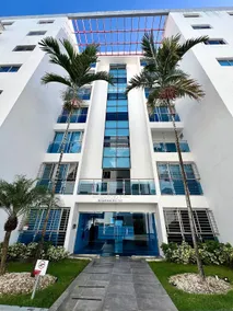 Luxurious space with pool and gym - Image 4