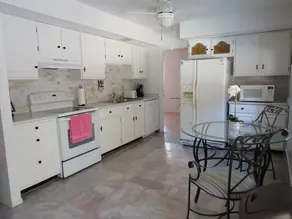 4 Bedrooms House WiFi Coffee/Tea Kitchen Laundry - Image 5