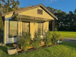 Cozy Cottage Home Offering Long&Short term stays! - Image 2