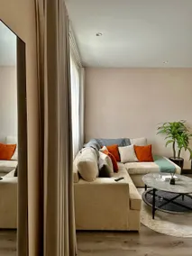 BLVD| 18C | غرفة وصالة w/ 65” TV & Self Check-in - Image 4