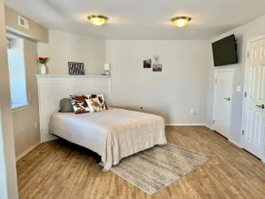 Cozy Pendleton Studio Hideaway - Image 2