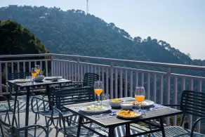 Elegant 2-BHK Pet Friendly Stay W/ Scenic Views - Image 5