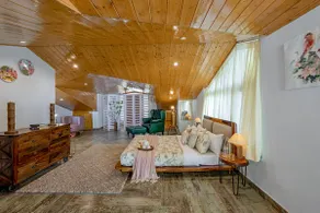 Elegant 2-BHK Pet Friendly Stay W/ Scenic Views - Image 4