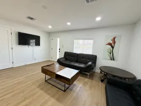 800sq ft one bedroom full kitchen w free parking - Image 3