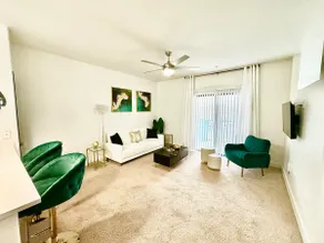 Modern condo near strip and airport - Image 4