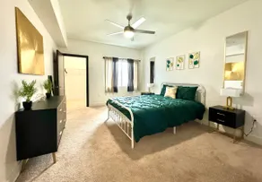 Modern condo near strip and airport - Image 2