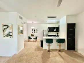 Modern condo near strip and airport - Image 5