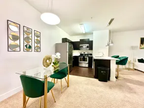 Modern condo near strip and airport - Image 3