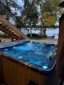Luxury Rockshore Lakehouse w/ hot tub & golf sim - Image 3