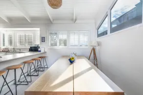 Stylish Beach House Retreat - Close to River & Shops - Image 3
