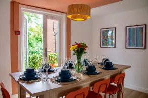 Spacious Home, Walk to City Centre & Free Parking - Image 3
