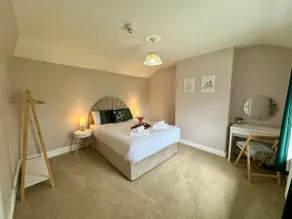 Spacious Home, Walk to City Centre & Free Parking - Image 4