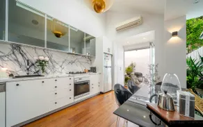 3BR Urban Oasis Pool, Gym & Parking Surry Hills - Image 3